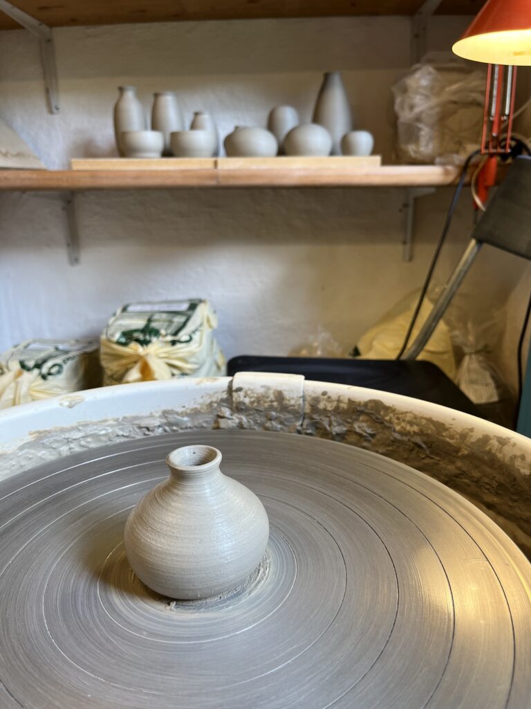 Billede af vase på drejeskive hos Boserup Keramik