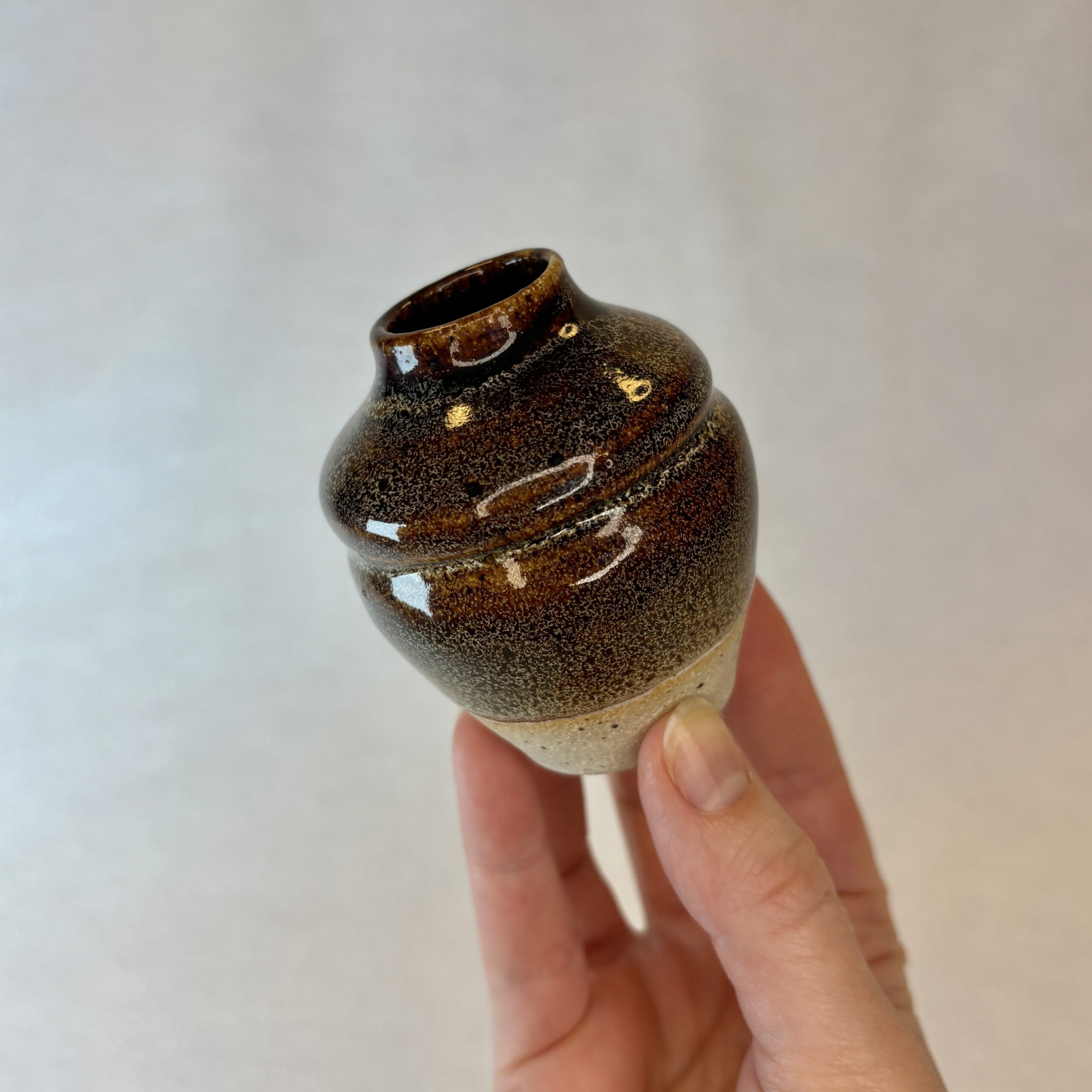 Brun minivase